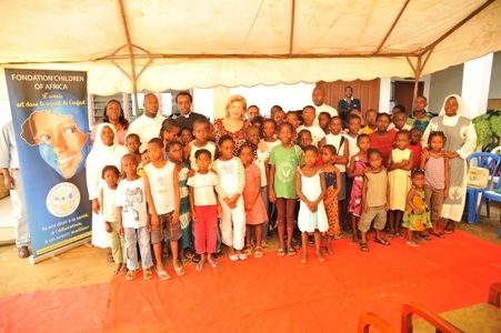 Paroisse Notre Dame de la Tendresse: Dominique Ouattara soutient les enfants